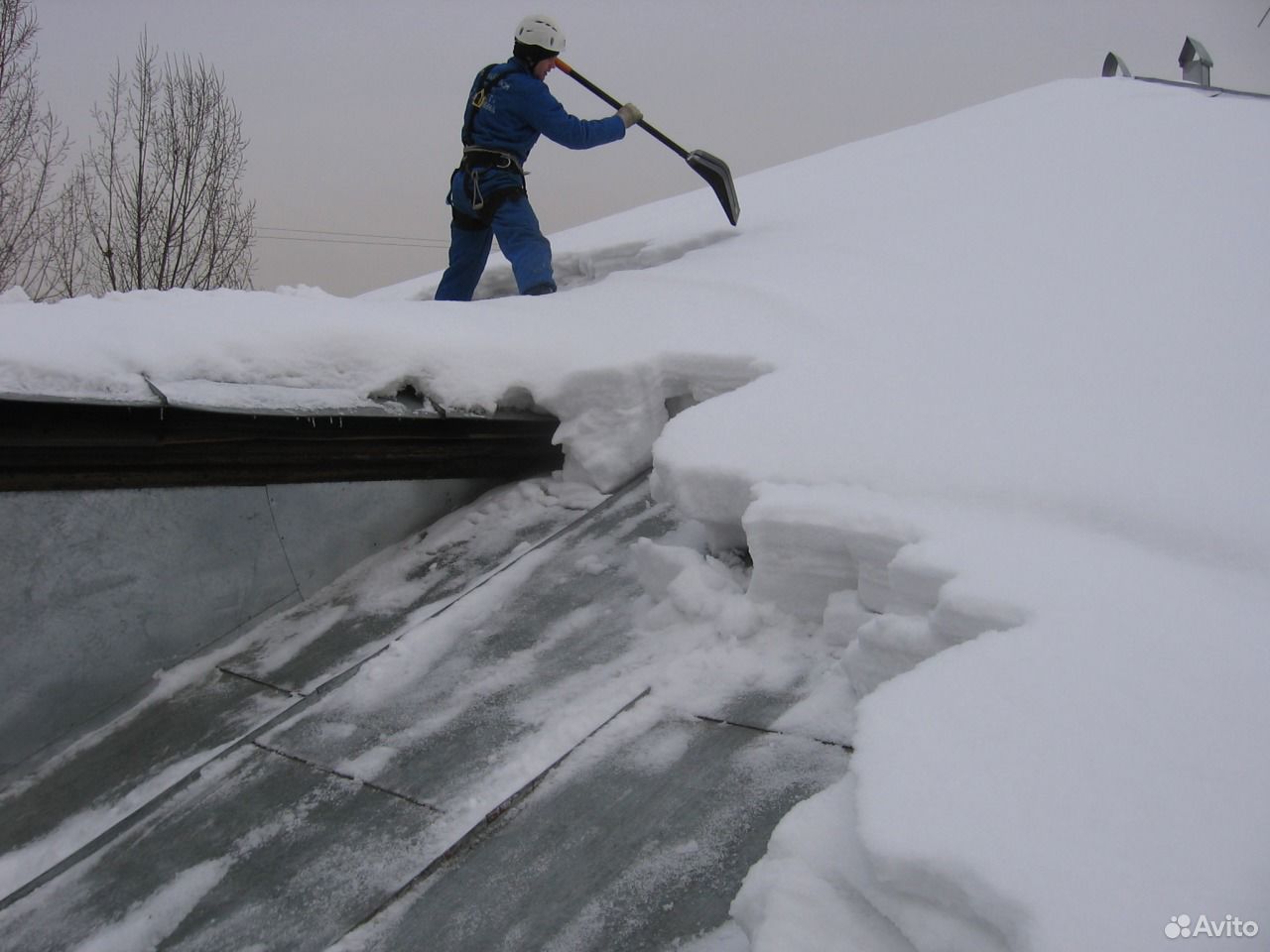 Очистка участка от снега. Очистка снега. Уборка снега с крыш. Чистка снега с крыши. Очистка кровли от снега.