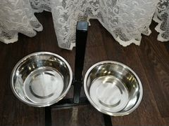 Подставка с чашками для кормления собак