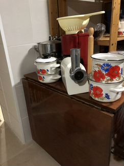 Стол раскладной с кухонной утварью