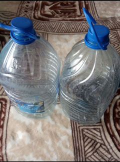 Пластиковые бутылки из-под питьевой воды