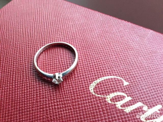 Кольцо из белого золота с бриллиантом