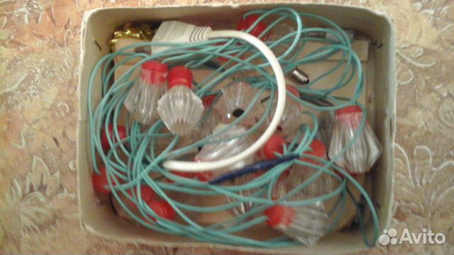 Гирлянда и елочные игрушки