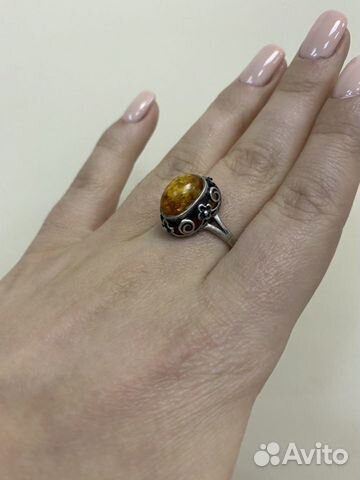 Серебряное кольцо с янтарем