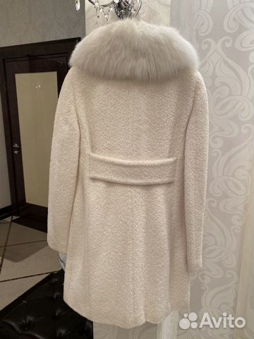 Пальто Max Mara из альпака белое с мехом из лисы Пальто Max Mara из альпака белое с мехом из лисы