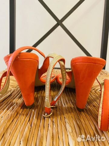 Босоножки коралловые на каблуке
