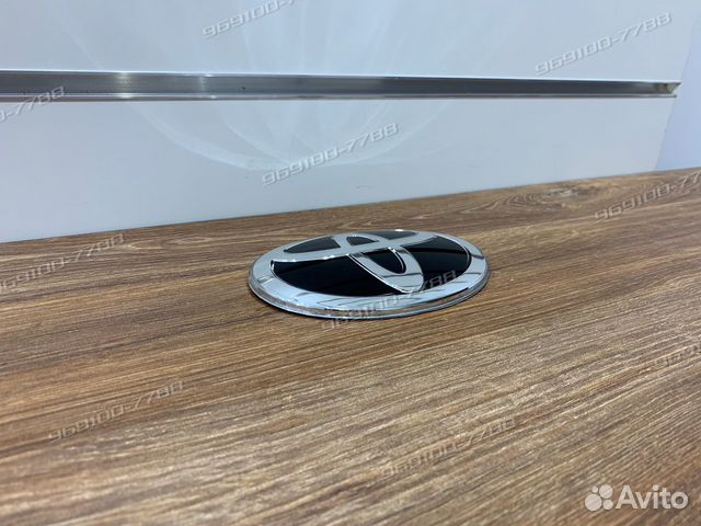 Эмблема багажника Toyota Camry 70 / Rav4 / Corolla Эмблема багажника Toyota Camry 70 / Rav4 / Corolla
