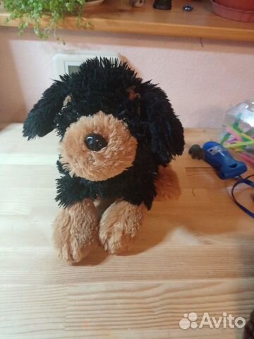 Черная плюшевая собачка