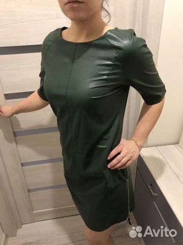 Платье из эко-кожи прямого кроя