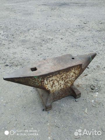 Старинная наковальня большая
