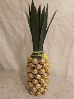 Ананас на шампанском из конфет
