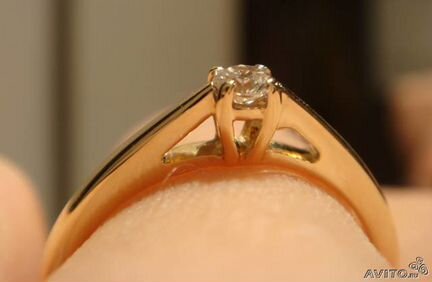 Кольцо с бриллиантом из жёлтого золота