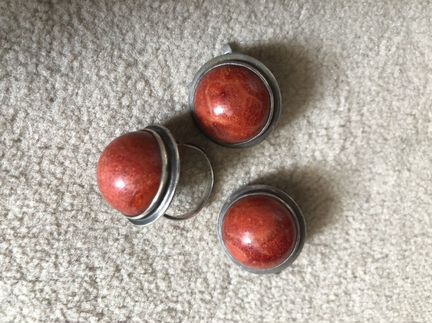 Серебряные серьги и кольцо с кораллом