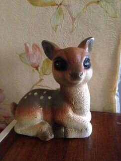 Статуэтка-копилка и искуственные цветы