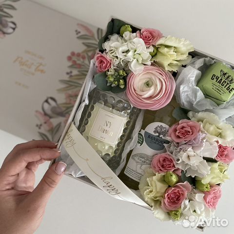 Цветы в шляпной коробке на 8 марта