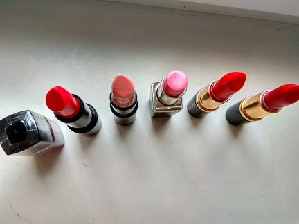 Помады: пудровая, розовая, красная; лак