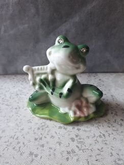 Статуэтки лягушек