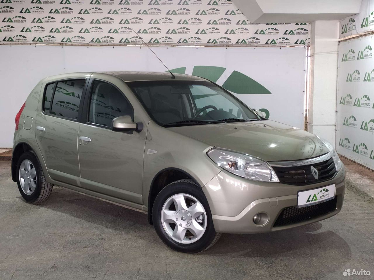Авито уфа сандеро. Renault Sandero 2011 бежевый.