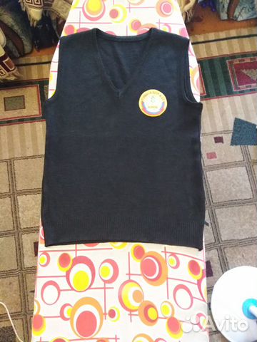 Продам жилетку с эмблемой гимназии