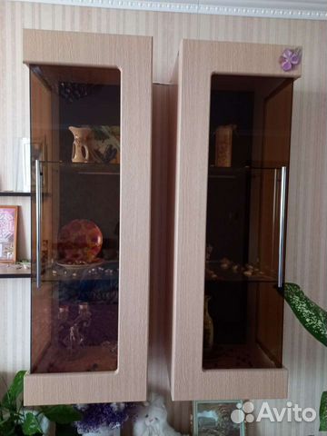 Стеклянные дверцы и полки