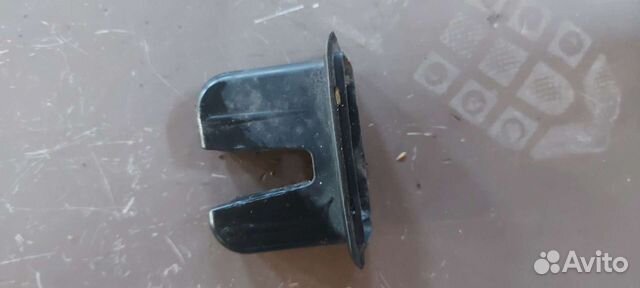 Кожух замка багажника на Volkswagen Passat B6