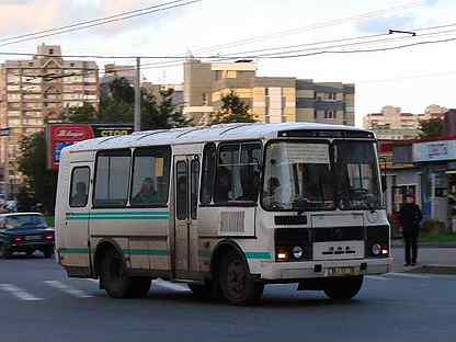 Автобус с маршрутом и водителем
