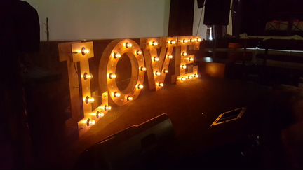 Светящиеся буквы love фотозона