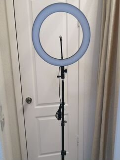 Кольцевая лампа,штатив в комплекте