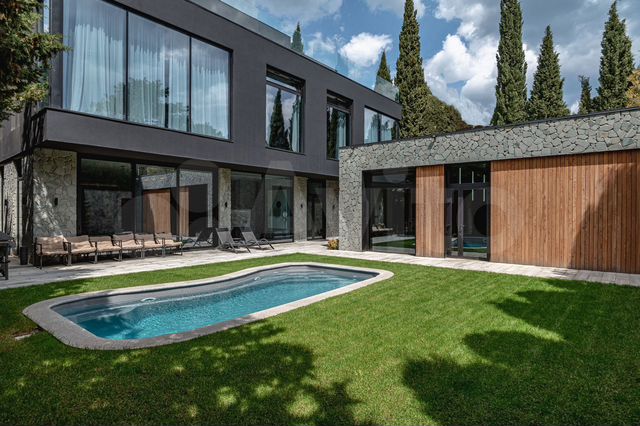 Дом 524 м² на участке 6 сот.