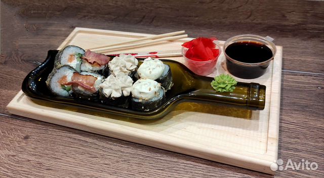 Тарелка бутылка на подносе