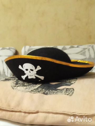 Карнавальные шляпы и маска