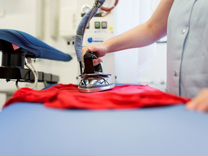 Гладильщица на швейное производство