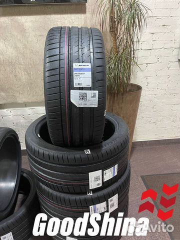 Michelin Pilot Sport 4 S 295/35 R21 и 315/30 R22