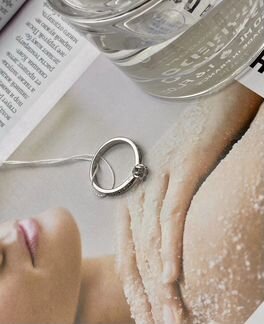 Золотое кольцо из белого золота с фианитом