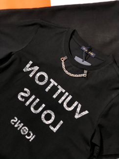 Louis Vuitton чёрная футболка с принтом и цепочкой