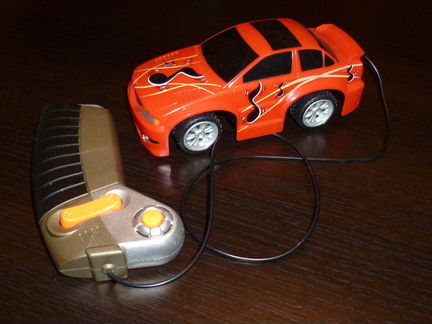 Танцующая машинка с проводным пультом управления