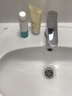 Раковина в ванную с пьедисталом и смесителем