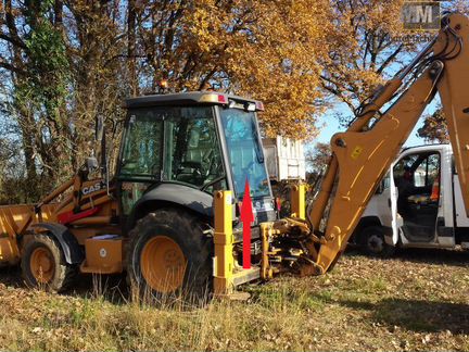 Экскаватор-погрузчик Case 580T/695SR стекло заднее