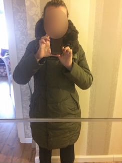 Пуховик бутылочного цвета с кроличьим воротником