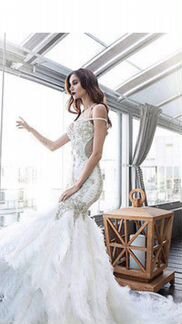 Свадебное белое платье с перьями страуса