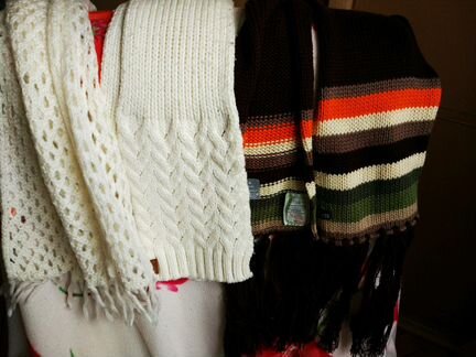 Шарфы и шапки бредовые разные по 50