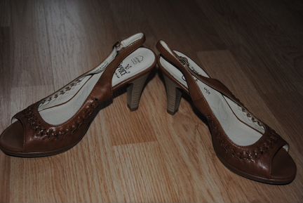 Босоножки Caprice 38 размер