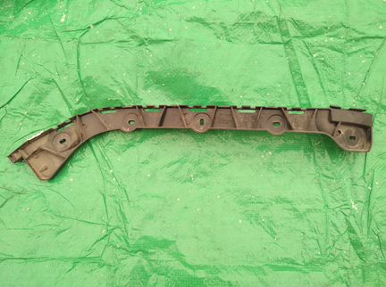 Направляющая заднего бампера 5E5807394 Шкода