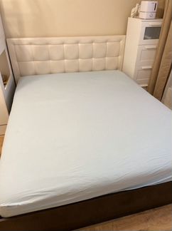 Кровать с подъемным механизмом