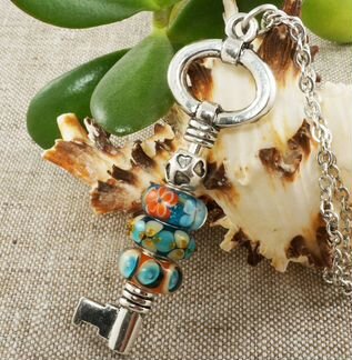 Подвеска Ключ Теплая бирюза с шармами лэмпворк