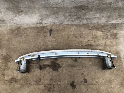 Усилитель переднего бампера Toyota Auris 1