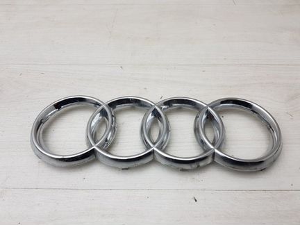Эмблема решетки радиатора Audi A4 B7 BFB 2006