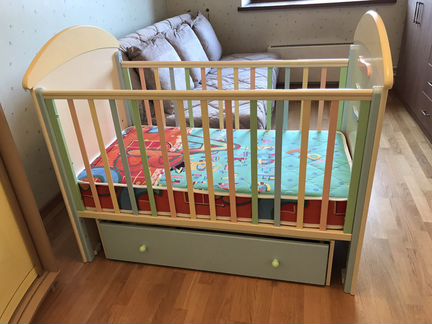 Кроватка детская 125 x 65 маятник с ящиком и чисты