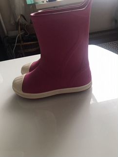 Розовые резиновые сапоги crocs j2