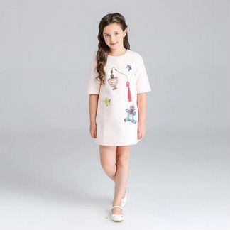 Платье с нашивками и вышивкой 7-9 лет