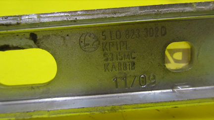 Петля капота правая Skoda Yeti 09-14 5L0823302D